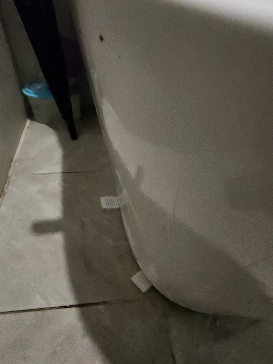 변기 흔들림 조치 — 밑동 가장자리의 흰 받침