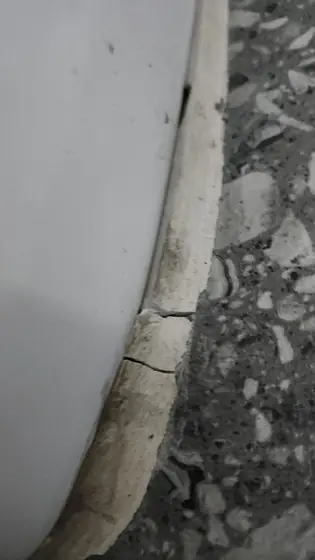 변기 쐐기 고정 — 금 간 밑동 테두리
