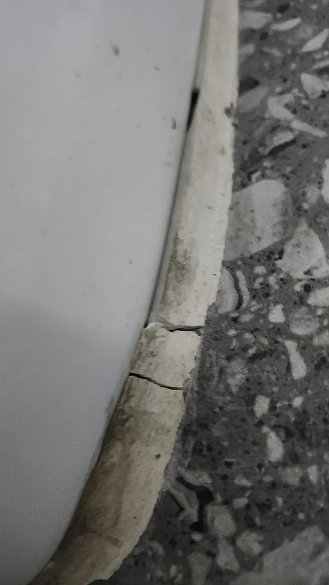 변기 쐐기 고정 — 금 간 밑동 테두리