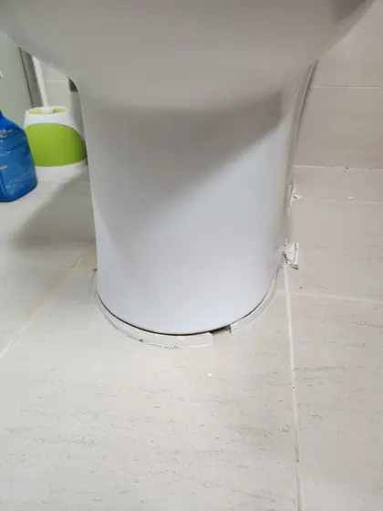변기 흔들림 보수 — 깨져 벌어진 밑동 테두리