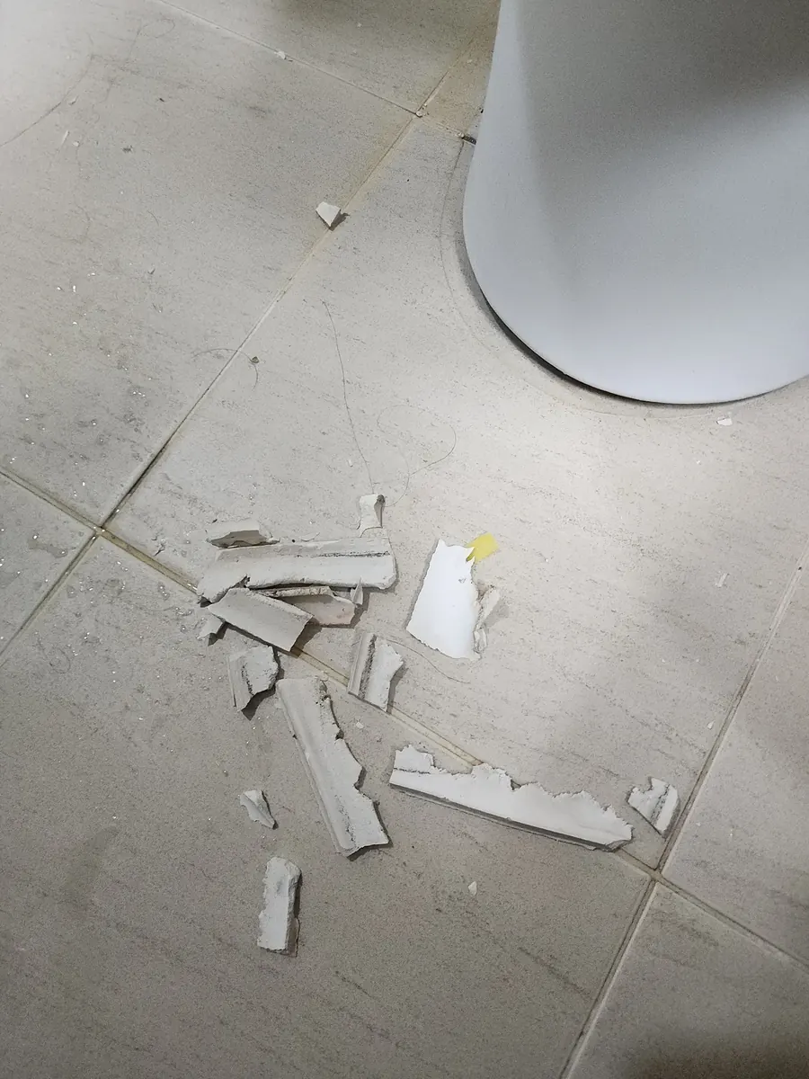 변기 흔들림 보수 — 떼어 낸 테두리 조각