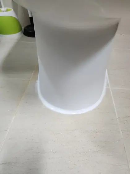 변기 흔들림 보수 — 새 테두리로 마감한 밑동