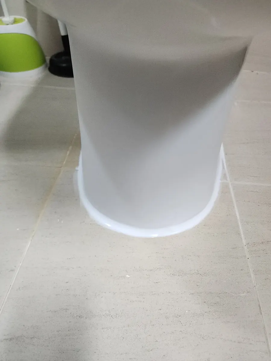 변기 흔들림 보수 — 새 테두리로 마감한 밑동
