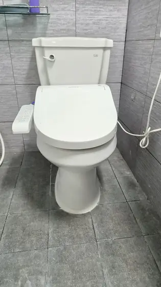 좌변기 흔들림 수리 — 마감을 마친 변기 전체