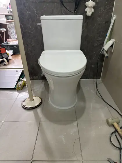 양변기 흔들림 고정 — 마감을 마친 변기 전체