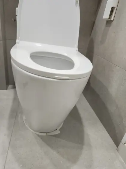 변기 흔들 수리 — 깨져 벌어진 밑동 테두리