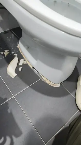 흔들리는 변기 보수 — 깨져 떨어진 밑동 테두리