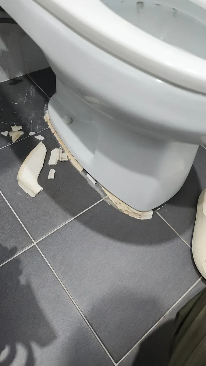 흔들리는 변기 보수 — 깨져 떨어진 밑동 테두리