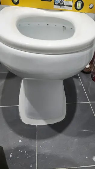 흔들리는 변기 보수 — 수평계로 확인한 완료 모습